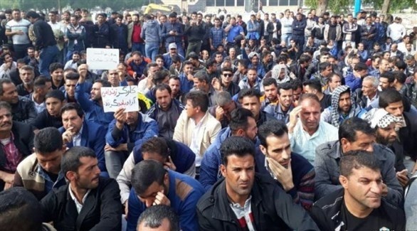 عمال إيرانيون خلال مظاهرات في طهران (أرشيف)