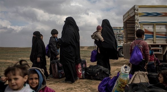 عائلات من داعش أثناء مغادرتها قرية الباغوز السورية (أرشيف)