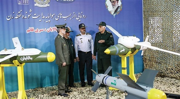 وزير الدفاع الإيراني أمير حاتمي-في الوسط -يستعرض مجسمات لصواريخ إيرانية.(أرشيف)