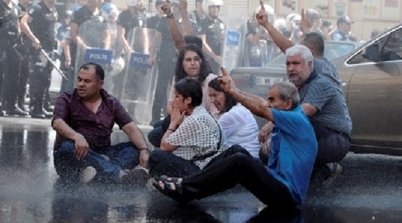 متظاهرون أكراد في ديار بكر بجنوب شرق تركيا (تويتر)