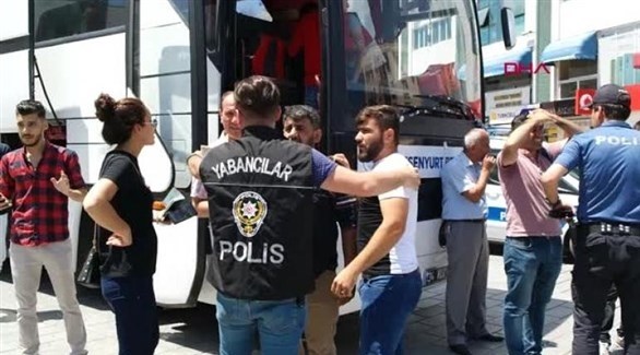 الشرطة التركية أثناء ترحيل سوريين إلى بلادهم (أرشيف)