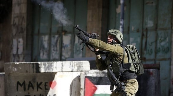 جندي إسرائيلي يطلق النار على فلسطينيين في نابلس (أرشيف)