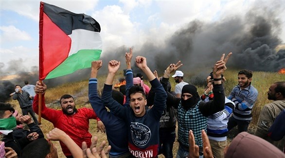 تظاهرة المجموعة من لفلسطينيين بالقرب من الحدود مع غزة (أرشيف)
