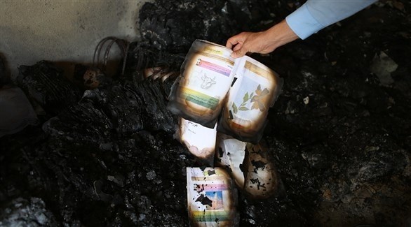 بقايا كتاب احترق بعد هجوم لطالبان على مدرسة في أفغانستان (اي بي ايه)