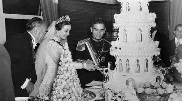 العاهل الأردن الراحل والأميرة دينا عبد الحميد خلال حفل الخطوبة عام 1955.