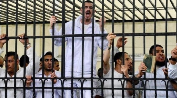 إخوان داخل قفص الاتهام في إحدى المحاكم المصرية (أرشيف)