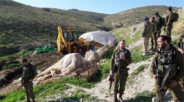  جنود إسرائيليون يشقون طرقاً استيطانية قرب مستوطنة "مسكيوت" بالأغوار (أرشيف)