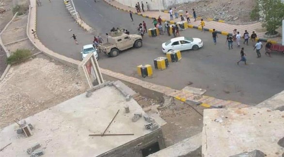 يمنيون في محيط قصر معاشيق الرئاسي بعدن بعد تخلي حرسه عنه (تويتر) 