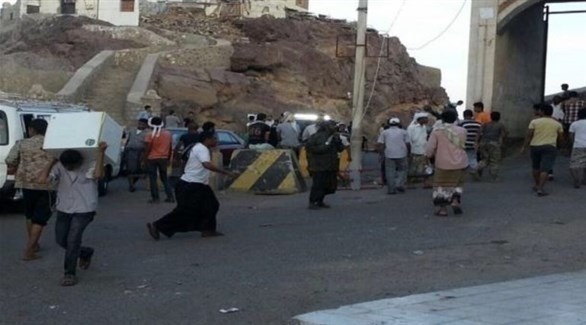 يمنيون ينهبون قصر معاشيق الرئاسي في عدن (تويتر)