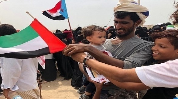 يمني جنوبي يحتضن طفلاً في مسيرة شعبية لشكر الإمارات على دعمها لمواطنيه (أرشيف)