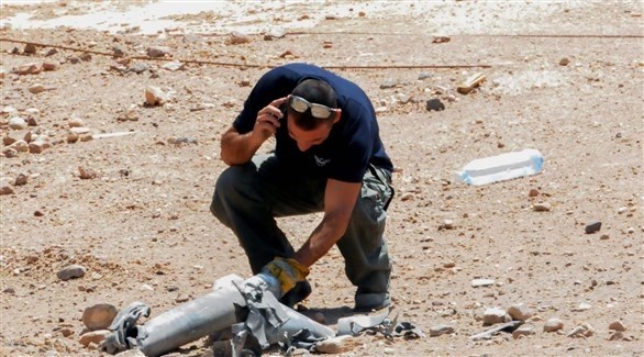 عسكري إسرائيلي يفحص حطام صاروخ فلسطيني سقط في النقب (أرشيف)