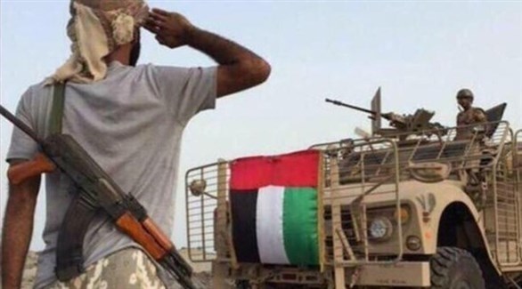 جندي يُؤدي التحية العسكرية للعلم الإماراتي على مدرعة في اليمن (أرشيف)