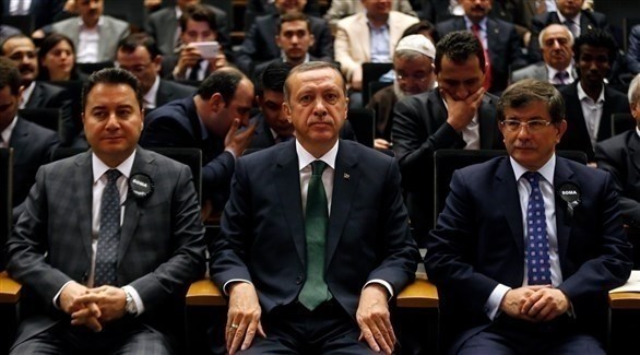 أردوغان إلى جانب أوغلو وباباجان في إحدى جلسات العدالة والتنمية (أرشيف)