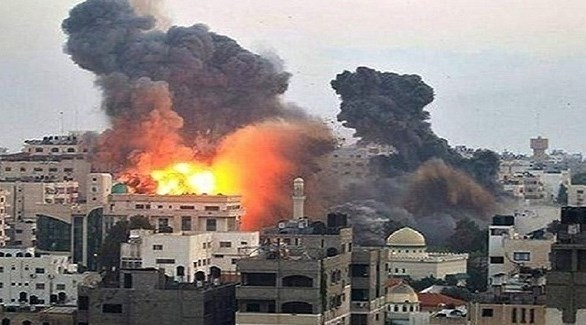 تصاعد النار والدخان في إدلب بعد هجوم سابق (أرشيف)