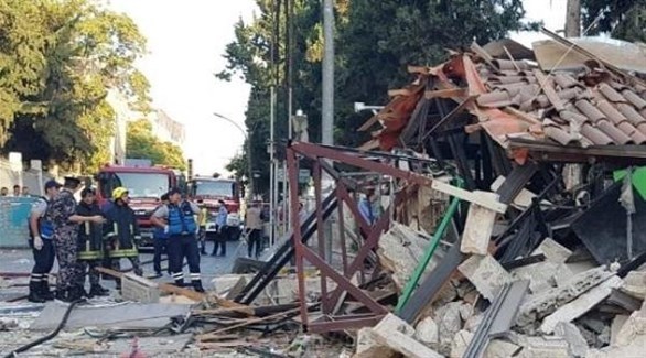 الدفاع المدني الأردني في موقع انهيار المطعم نتيجة الانفجار (تويتر)