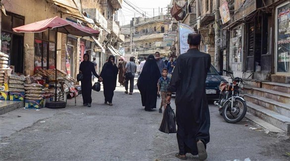 سوريون في أحد شوارع منبج السورية (أرشيف)