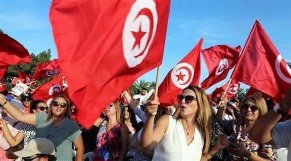 سيدات تونسيات يرفعن أعلام بلادهن في مسيرة انتخابية (أرشيف)