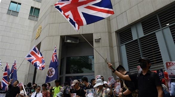 محتجون في هونغ كونغ أمام القنصلية البريطانية (تويتر)