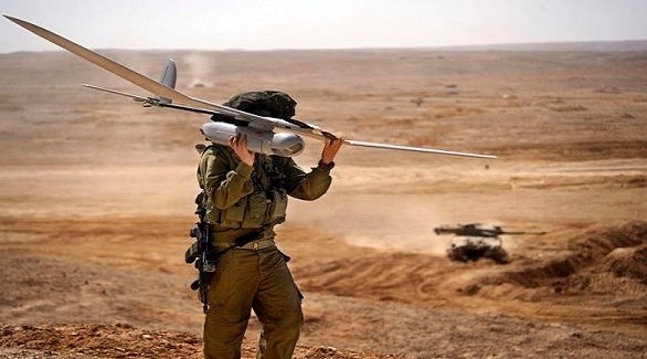 جندي إسرائيلي يستعد لإطلاق طائرة دون طيار (أرشيف)