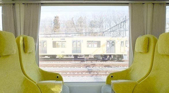 قطار بمقاعد ونوافذ مستوحاة من غرف الجلوس (ديلي ميل)