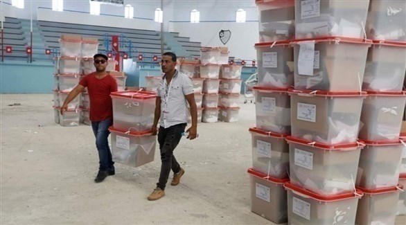 تونسيان ينقلان صناديق اقتراع إلى مكان الفرز (تويتر)