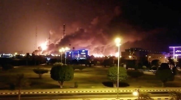 دخان كثيف يتصاعد من مكان الانفجار الذي وقع في منشأتين نفطيتين بالسعودية أمس (أرشيف)