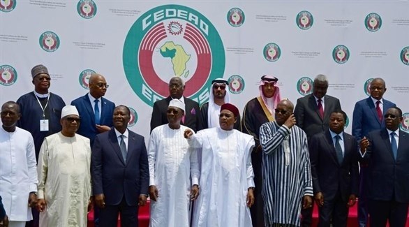 قادة غرب افريقيا ومسؤولون في صورة جماعية خلال القمة الاستثنائية للمجموعة الاقتصادية لدول غرب أفريقيا (إيكواس) في واغادوغو يوم السبت (رويترز)