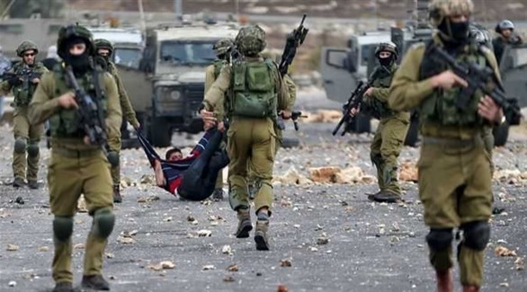 قوات الاحتلال تعتقل فلسطينياً في الضفة الغربية (أرشيف)