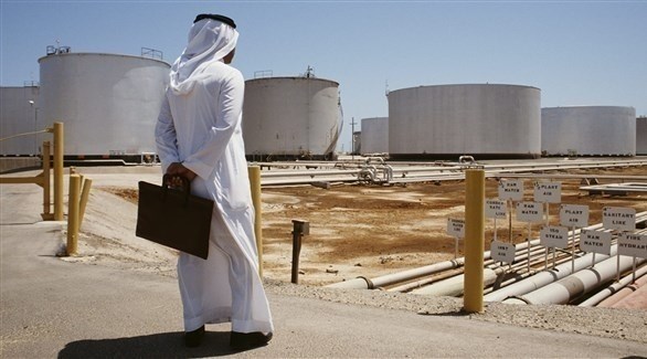 سعودي أمام خزانات نفط لأرامكو (أرشيف)