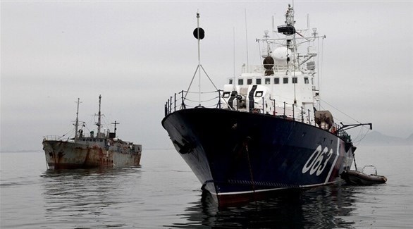زورق لخفر السواحل الروسية يقتاد سفينة مخالفة في بحر اليابان (روسيا اليوم)