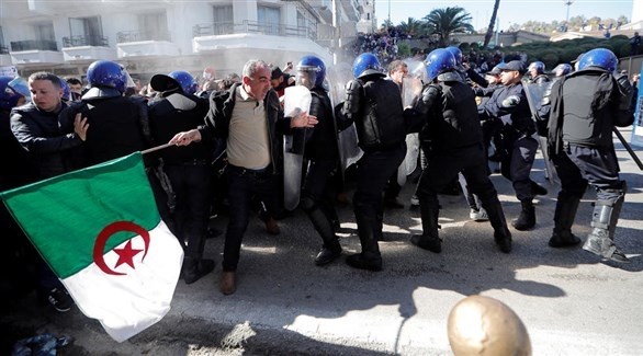متظاهرون في الجزائر العاصمة (أ ب)