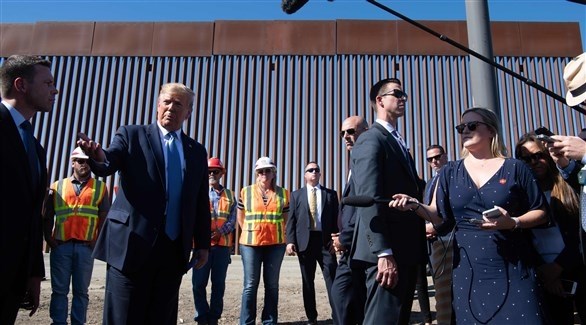 الرئيس دونالد ترامب أمام جزء من الجدار الحدودي مع المكسيك (أ ف ب)