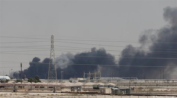 دخان يتصاعد من منشآت بقيق في السعودية.(أف ب)