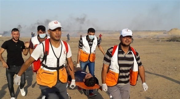 مسعفون ينقلون فلسطينياً أصيب خلال مسيرات العودة بغزة (تويتر)