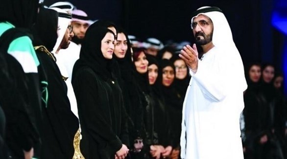 حاكم دبي الشيخ محمد بن راشد محتفياً بالمرأة الإماراتية (أرشيف)