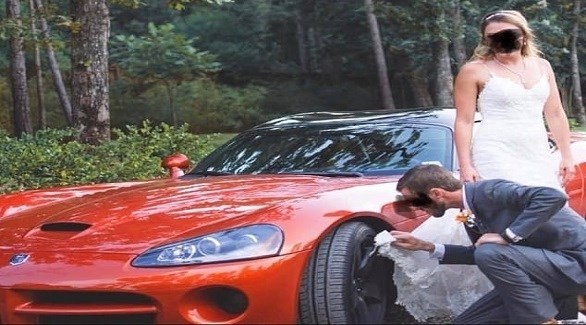 عريس ينظف سيارته بثوب زفاف عروسه (ديلي ميل)