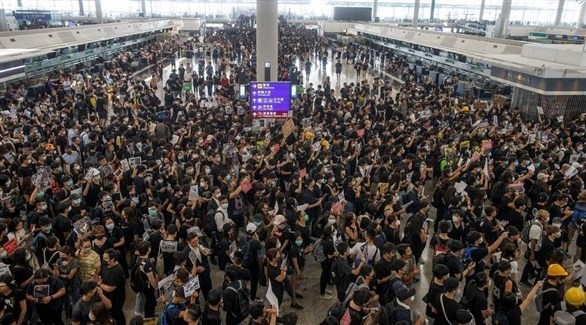 متظاهرون في مطار هونغ كونغ (أرشيف)