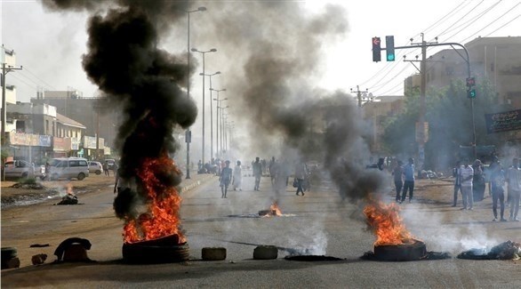 إطارات أشعلها محتجون سودانيون في العاصمة الخرطوم (أرشيف)