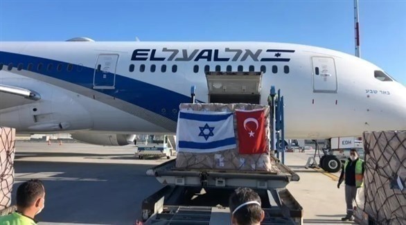 العلمان التركي والإسرائيلي فوق شحنة في طريقها إلى طائرة إسرائيلية (أرشيف)