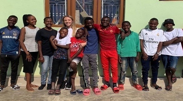 تبنت ليتي ماكماستر 14 طفلاً في تنزانيا (غرائب)