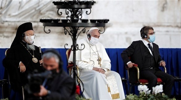 بابا الفاتيكان مرتدياً كمامة (رويترز)