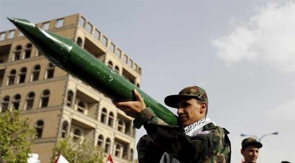عسكري في صفوف الحوثي يحمل مجسماً لصاروخ (أرشيف / رويترز)