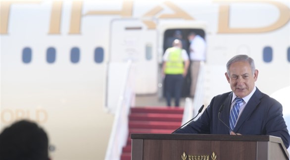رئيس الوزراء الإسرائيلي بنيامين نتانياهو مرحباً بالوفد الإماراتي أمس في تل أبيب (جيروساليم بوست)