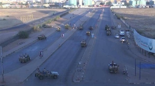 سيارات عسكرية تغلق طرقاً في الخرطوم (تويتر)