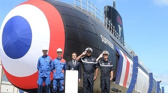 الرئيس الفرنسي إيمانويل ماكرون مع طاقم الغواصة النووية الهجومية الجديدة سوفرين  (أرشيف)