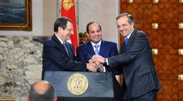 الرئيس المصري عبد الفتاح السيسي بين الرئيس القبرصي ورئيس الوزراء اليوناني في قمة سابقة (أرشيف)