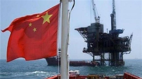 علم صيني أمام منصة بحرية نفطية (أرشيف)
