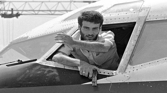 الإرهابي اللبناني حسن عز الدين يُطل من قمرة قيادة الطائرة المخطوفة في مطار بيروت (أرشيف)