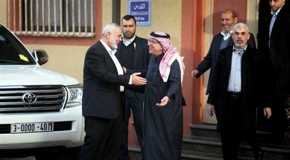 السفير القطري في غزة محمد العمادي ورئيس المكتب السياسي لحماس إسماعيل هنية (أرشيف)