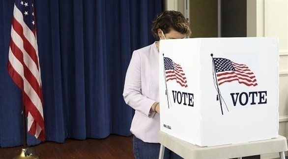 أمريكية تدلي بصوتها في انتخابات سابقة (أرشيف)